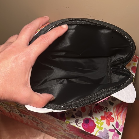 Hello Kitty Makeup Bag - Picture 3 of 4